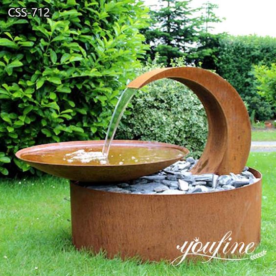 Verroeste metalen waterpartijen